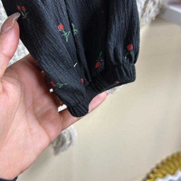 Black with roses off the shoulder crop top - Picture 7 of 8